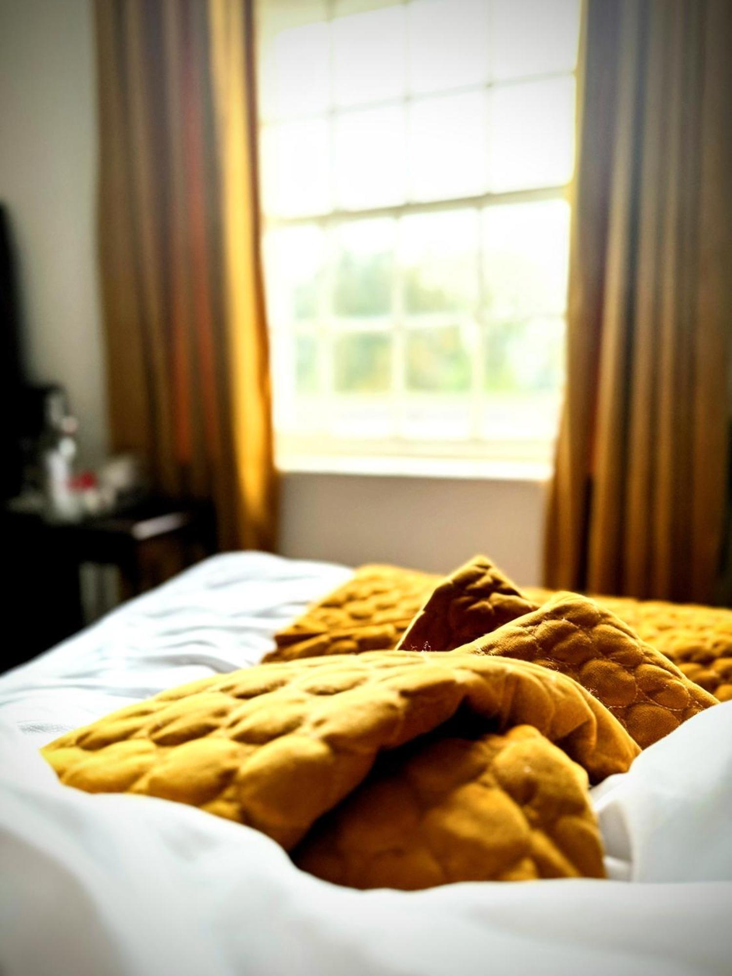 Clone Country House 어흐림 외부 사진 A bed with a duvet