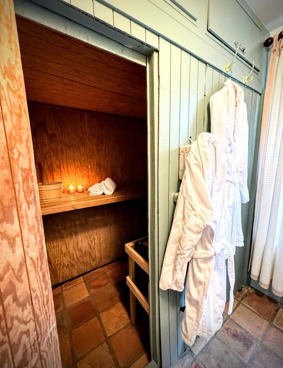 Clone Country House 어흐림 외부 사진 A bathrobe hanging in a closet