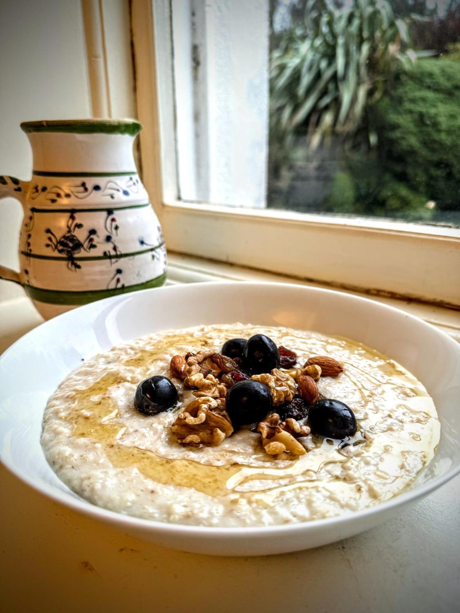 Clone Country House 어흐림 외부 사진 Oatmeal with blueberries and walnuts