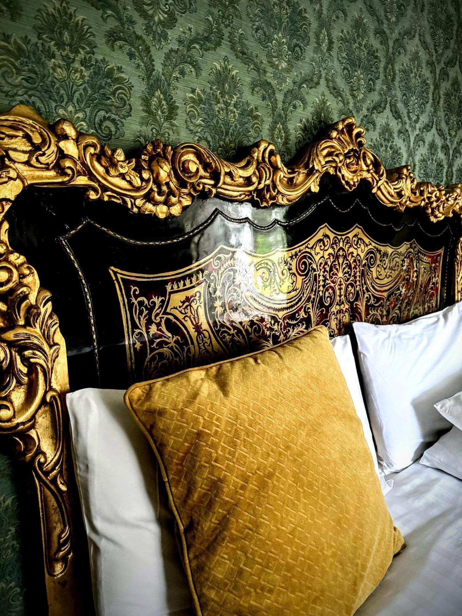 Clone Country House 어흐림 외부 사진 A gold velvet cushion