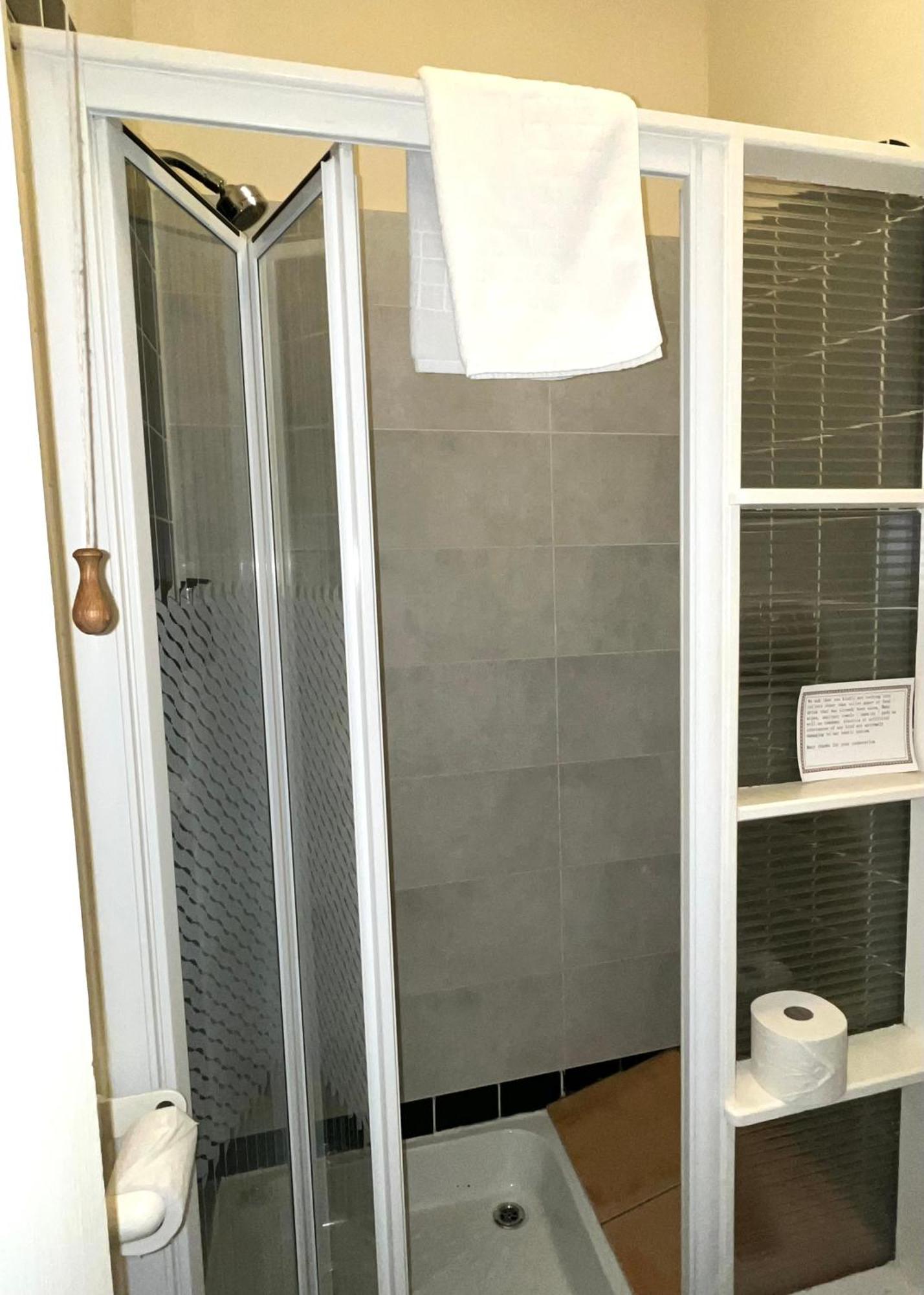 Clone Country House 어흐림 외부 사진 A shower door