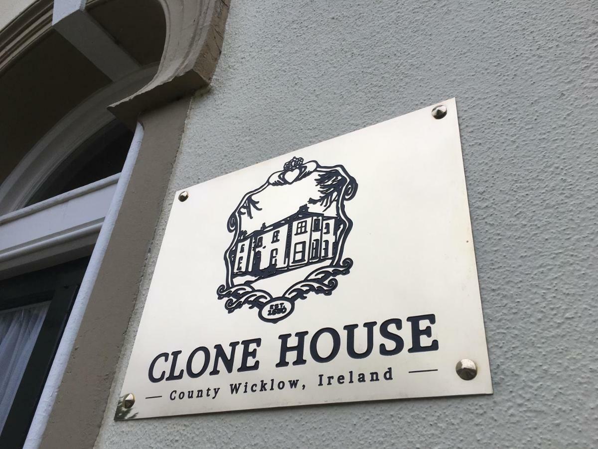 Clone Country House 어흐림 외부 사진 The plaque on the front of the house